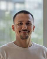 Kuvassa näyttämömestari Mehdi Rezai.