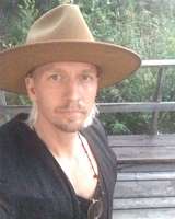 Kuvassa Mikko Karttunen hattu päässä.