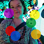 Nina värikkäiden pallojen ympäröimänä.