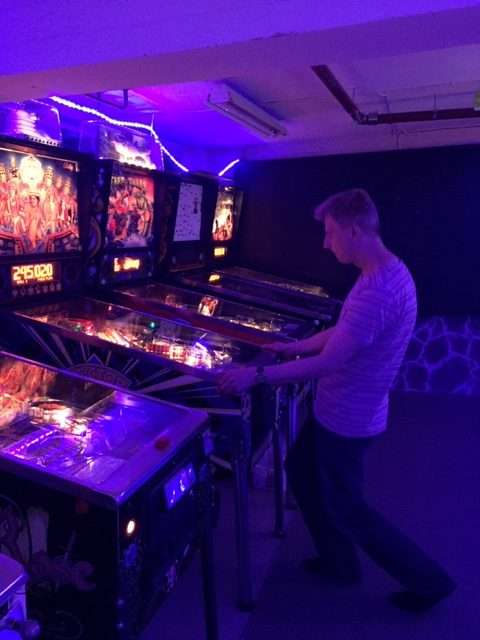 Marko pelaa flipperiä. 