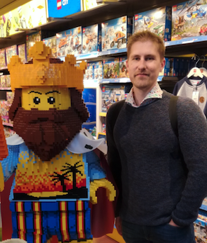 Tom lego-ukon vieressä. 