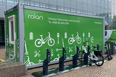 Kontti, pyöräteline ja polkupyörä.