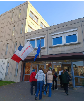 Opiskelijoita rakennuksen edessä.