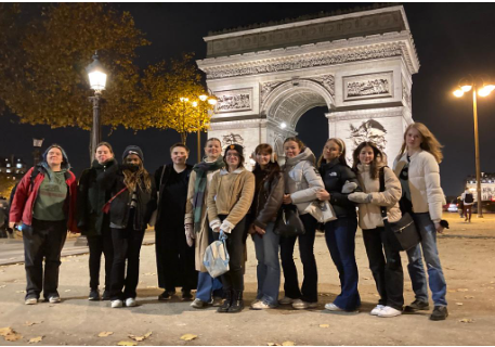 Opiskelijoita Riemukaaren edessä.