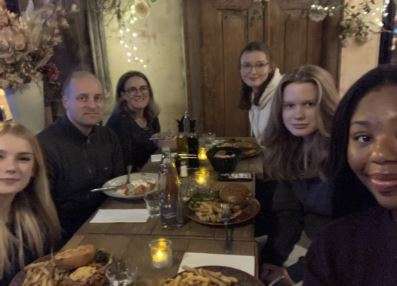 Ihmisiä ravintolassa.