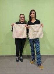 Opettajia näyttämässä kangaskasseja.