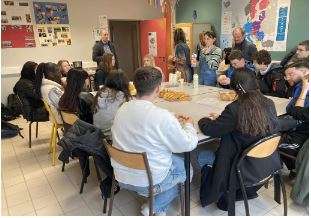 Opiskelijoita luokkahuoneessa.