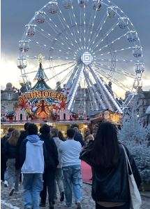 Ihmisiä joulutorilla.