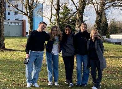 Opiskelijoita koulun pihalla.