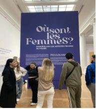 Opiskelijoita museossa.