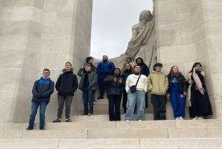 Opiskelijoita portailla.