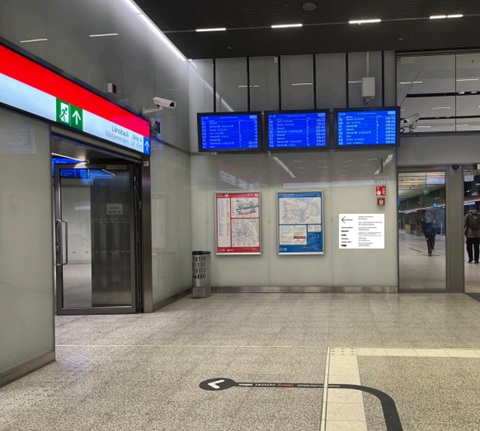 Tapiolan metroaseman lattialla on teipillä musta nuoli, joka osoittaa suunnan minne pitää kulkea mennäkseen kulttuuritaloon tai museoihin. 