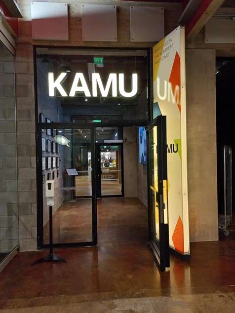 KAMUn lasiovet, joista Collection Kakkosen näyttelyn puolelta katsottuna ulommainen lasiovi on auki, ja sisempi lasiovi on kiinni. 