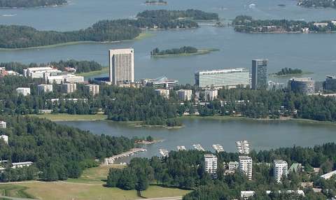 I det trädbevuxna bostadsområdet placeras flervånings- och radhusen luftigt i harmoni med terrängens former.