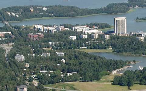 I det trädbevuxna bostadsområdet placeras flervånings- och radhusen luftigt i harmoni med terrängens former.