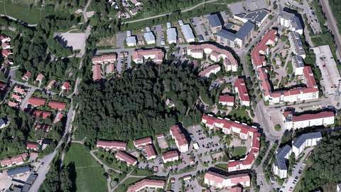 The wooded hill of Puistomäki is in the middle of the image. The protected buildings in the area are almost hidden in a lush courtyard.