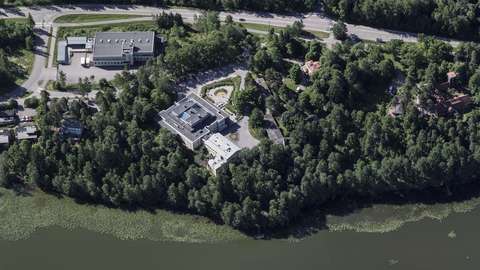 Flygfoto i sned vinkel av Viherlaakson muistipalvelukeskus (Gröndals minnesservicecenter) grönskande fastighet från 2017.