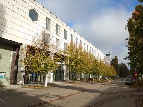 Laureas nuvarande, tre våningar höga byggnad kantar Skogsmansgränden. Framför byggnaden växer det träd.