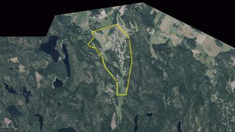 Skogigt område där man har ritat in en områdesavgränsning.