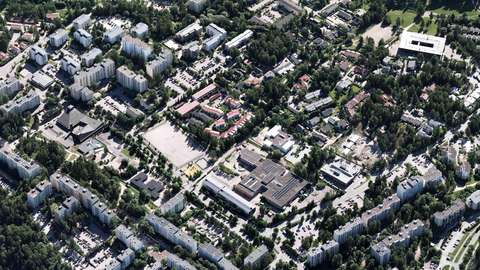 Kirsti School, behind which are the existing commercial and service buildings of the plan amendment area. The area is surrounded by the blocks of flats and single-family houses of Suvela.