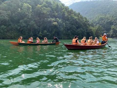 Kahdessa kanootissa opiskelijoita järvellä