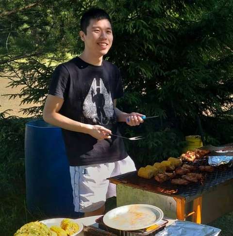 Andy grillaa hymy huulilla. 