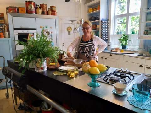 Jaana seisoo keittiössä edessään kasa ruokatarvikkeita.