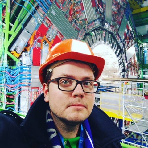 Lauri kypärä päässä. 