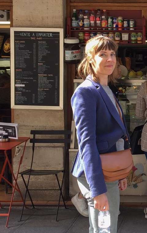 Marjo kävelee kaupungilla. 