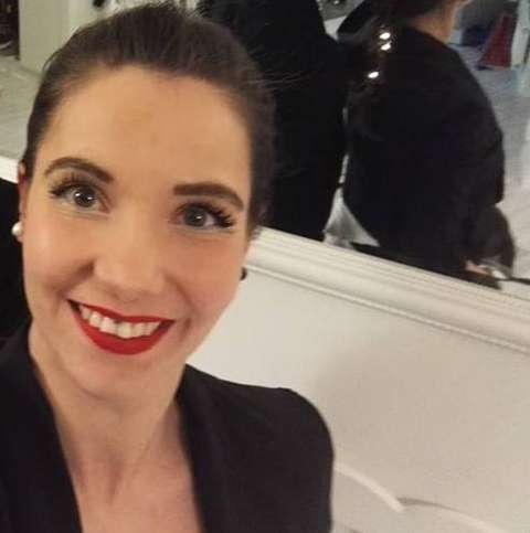 Sissi hymyilee aurinkoisesti. 