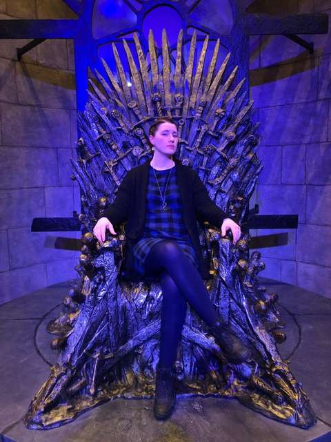 Suvi istuu kuin kuningatar koristeellisessa tuolissa. 