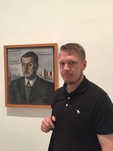 Tero museossa taulun vierellä. 