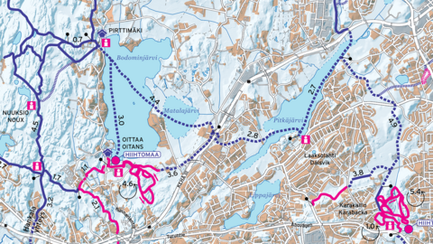 Skidspåren inritade på en guidekarta där det ser ut som det snöat och korta beskrivningar av skidspåren.