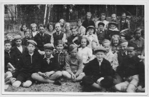 I-A luoka pihalla luokkakuvassa keväällä 1944