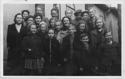 Mustavalkoinen kuva Viherlaakson Yhteiskoulun III luokka vuonna 1947