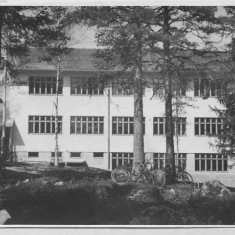 Mustavalkoinen kuva vanhasta Viherlaakson lukiosta