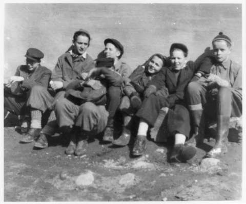 Viidesluokkalaisia, mustavalkoinen kuva