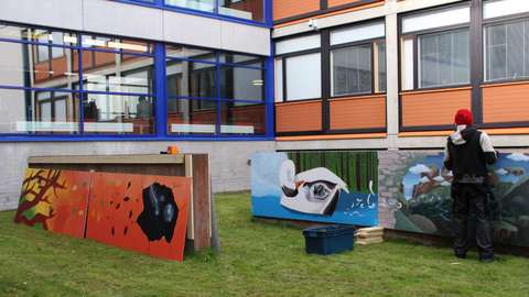 Kuva Kaitaan lukion ulkona olevista seinämaalauksista.