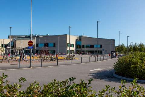 The Opinmäki education building in Suurpelto.
