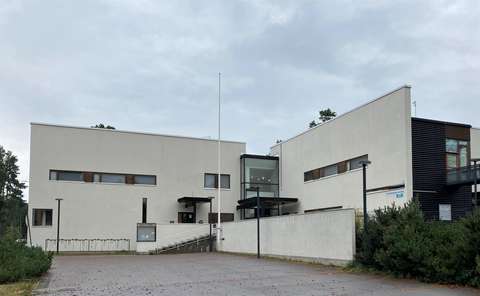 Eestinmetsän lähipalvelukeskuksen  julkisivu.