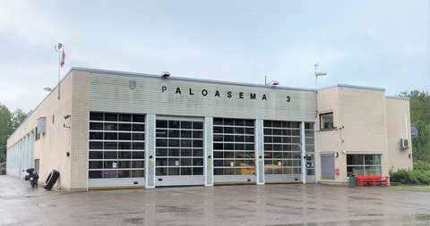 Espoonlahden paloaseman kadulta kuvattuna.