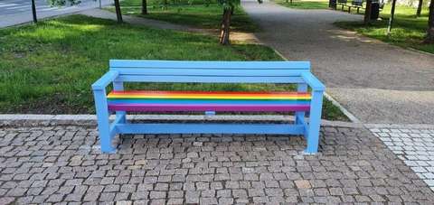 Värikäs Pride-penkki Leppävaaran kirsikkapuistossa.