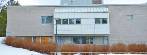 Koulumäen koulun koulurakennus.