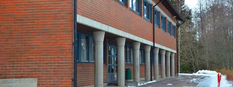 Laurinlahden koulun koulurakennus.