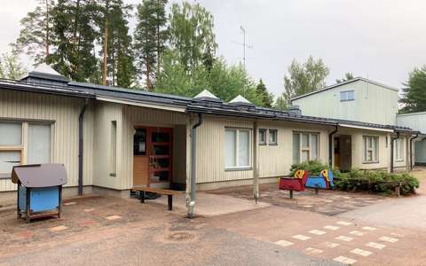 Lehtikasken päiväkoti sisäpihalta kuvattuna.