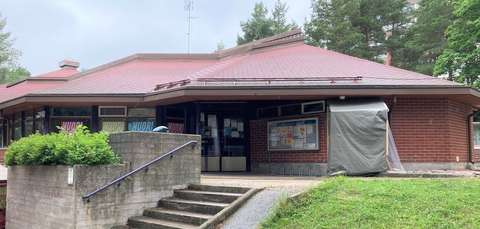 Matinkylän monitoimitalon julkisivu.