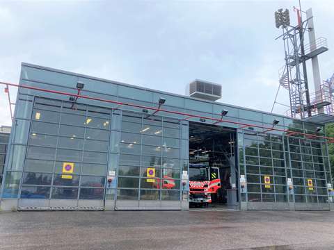 Niittykummun paloasema ja paloauto.