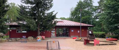 Olarin asukaspuiston rakennus ja piha-alue.