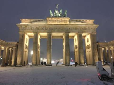 Brandenburgin portti iltavalaistuksessa.