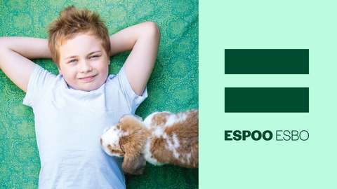 Lapsi makaa peitolla pehmolelu kainalossa.